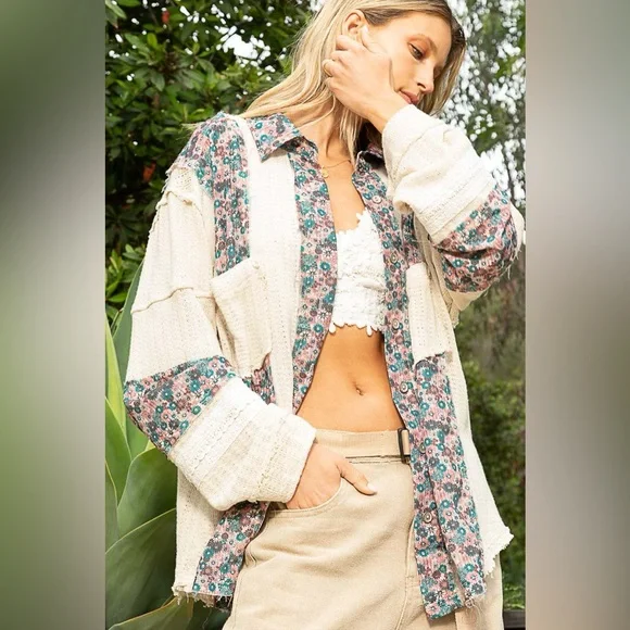 #238 CLOSEOUT FIRM 🌸New! Pol Gorgeous Patched Flowers Top With Pockets - Picture 3 of 5